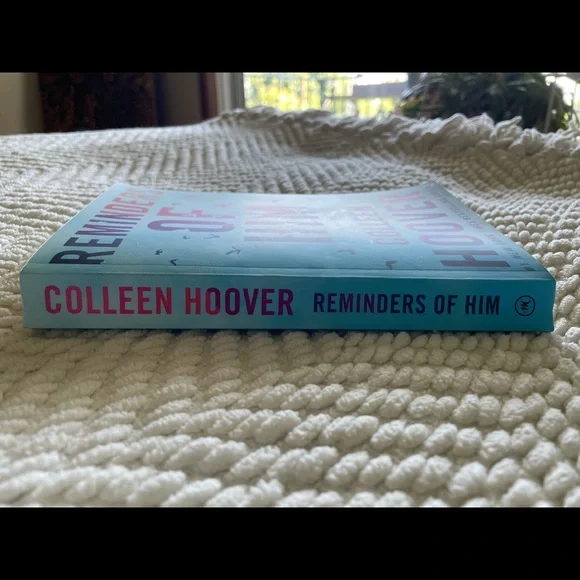 Reminders of Him, Colleen Hoover - Picture 2 of 3